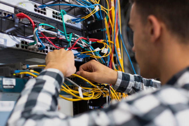 joven-trabajando-interruptor-ethernet-closeup