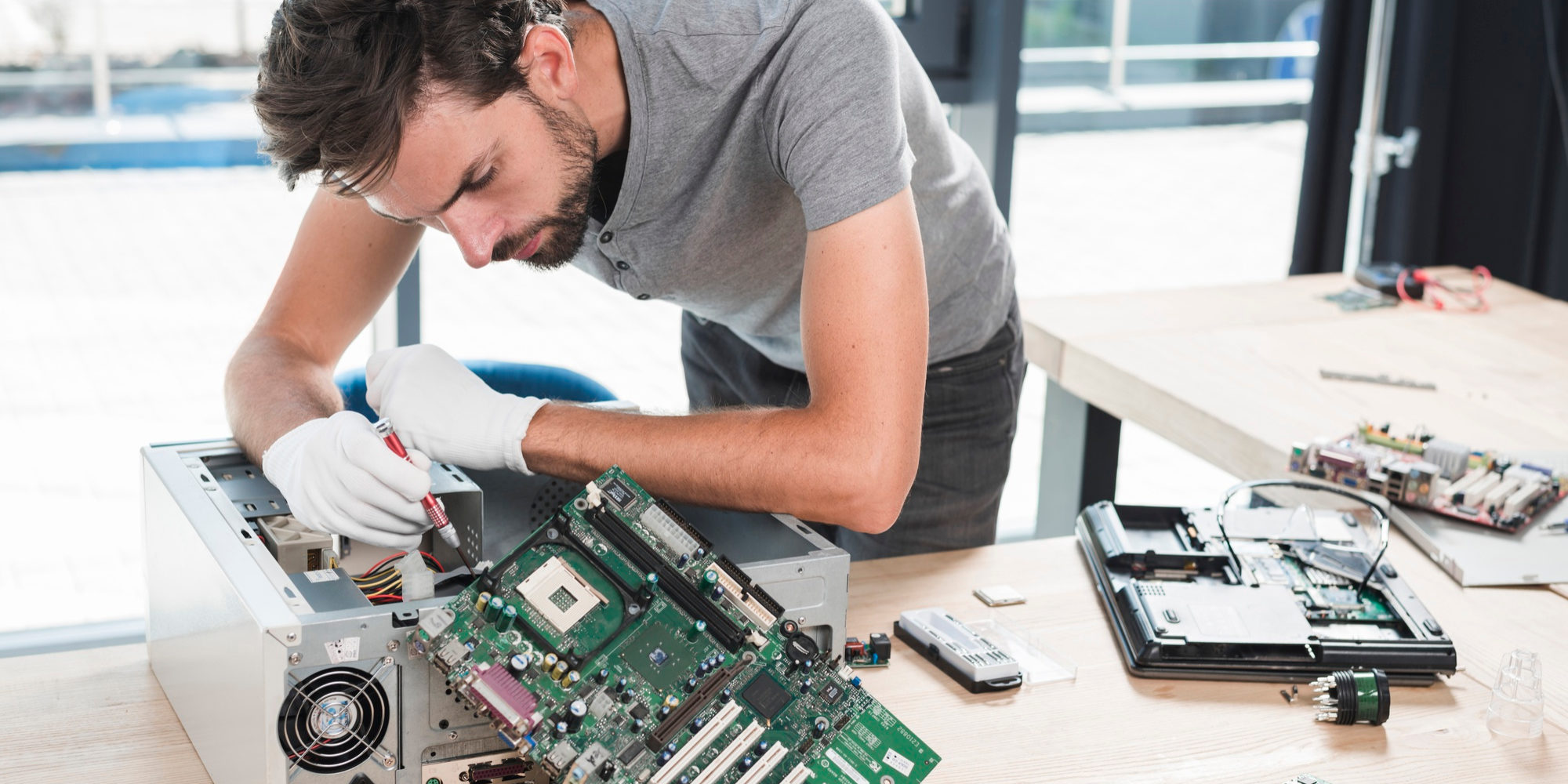 tecnico-sexo-masculino-que-repara-computadora-taller